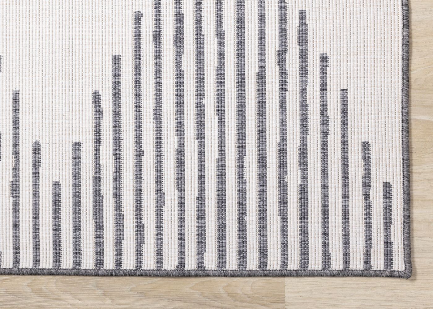 Summer Breeze 6'7" x 9'6" Outdoor Reversible Rug Triangles - Grey, Cream