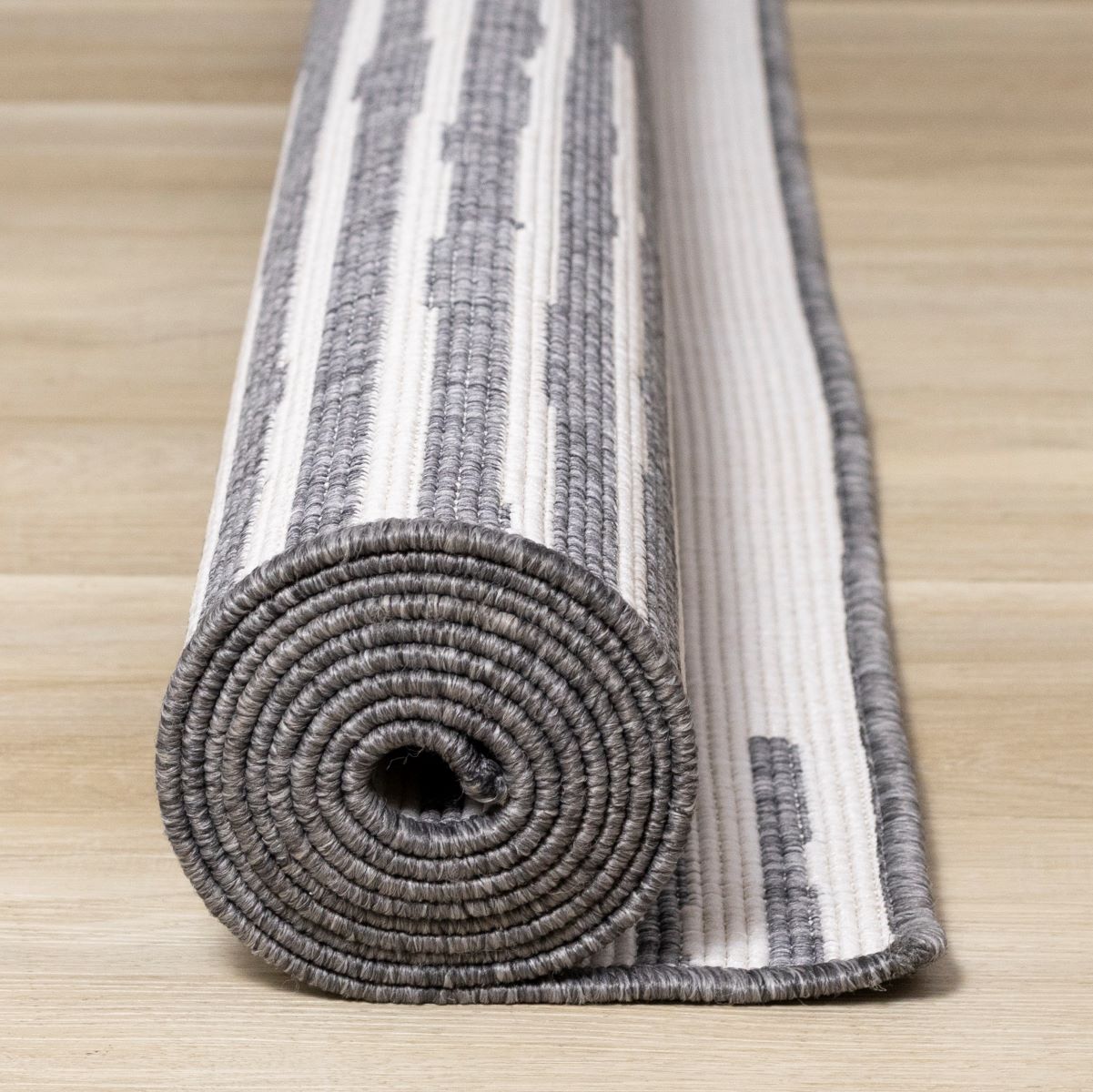 Summer Breeze 6'7" x 9'6" Outdoor Reversible Rug Triangles - Grey, Cream