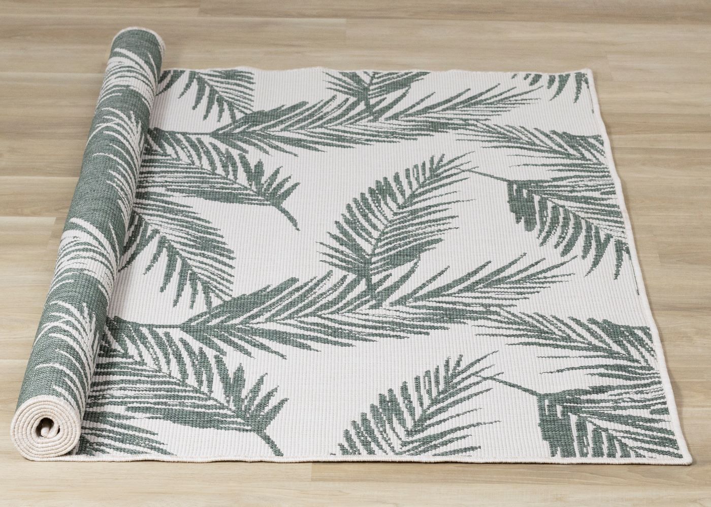 Summer Breeze 5'3" x 7'7" Outdoor Reversible Rug - Green, Leaf Motif