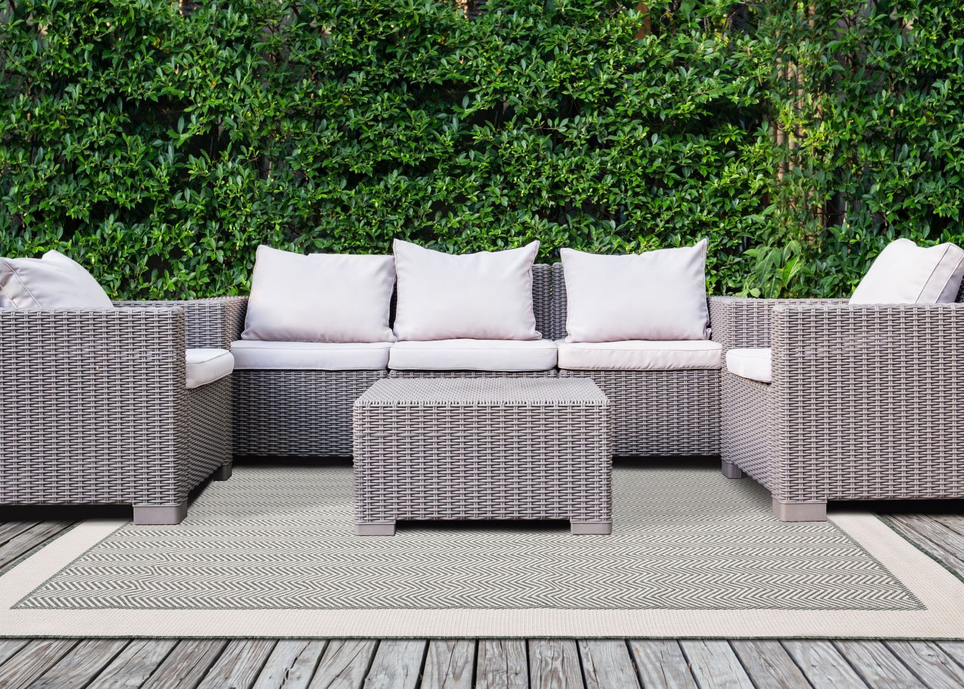 Summer Breeze 6'7" x 9'6" Outdoor Chevron Border Rug - Green, White