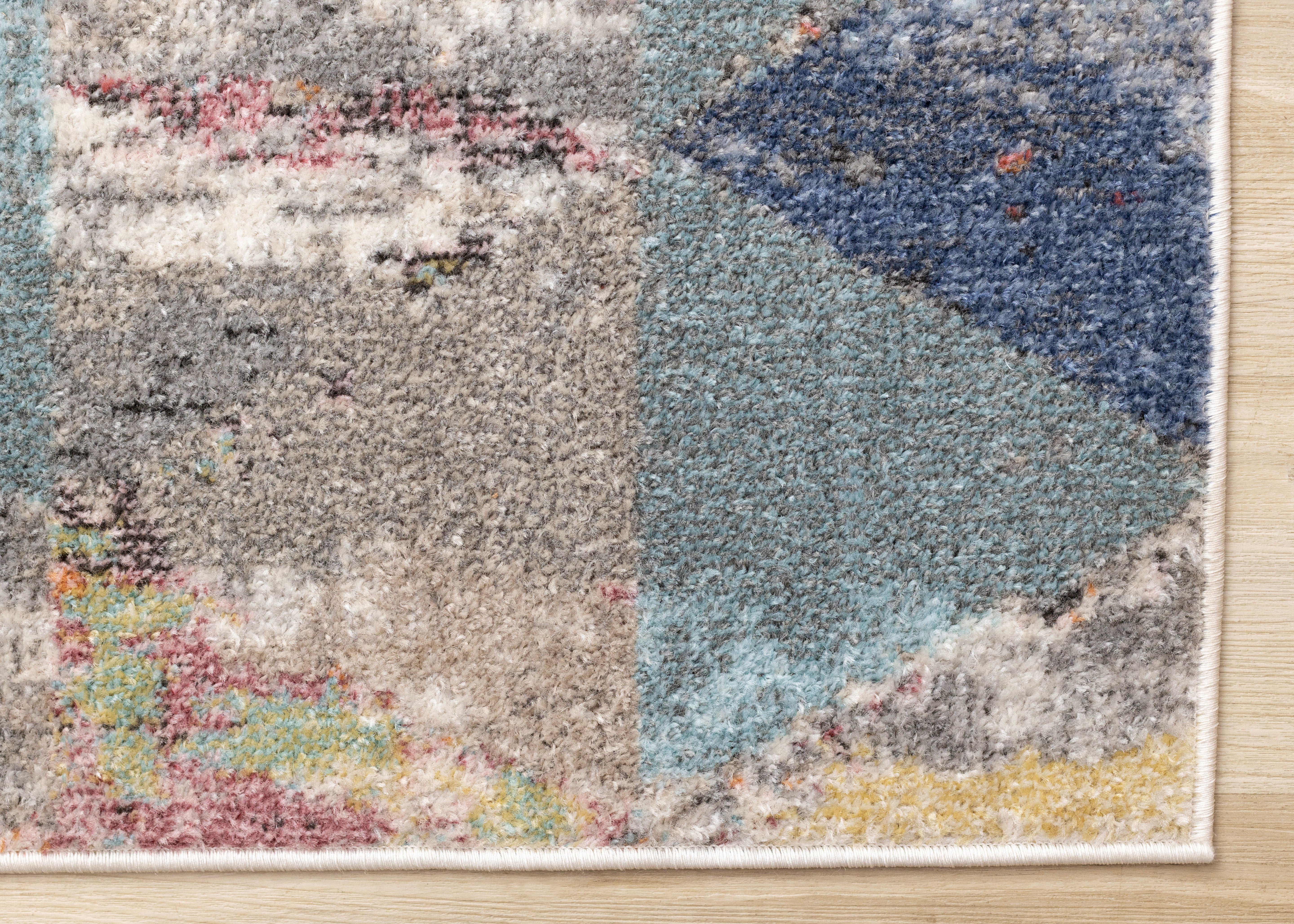 Fresco 5'3" x 7'7" Distressed Triangular Pattern Area Rug