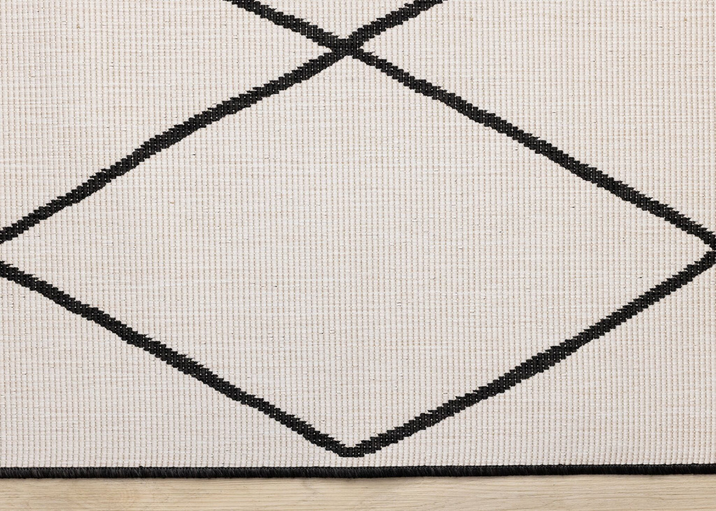 Bristol 6'7" x 9'6" White Black Trellis Reversible Area Rug - White