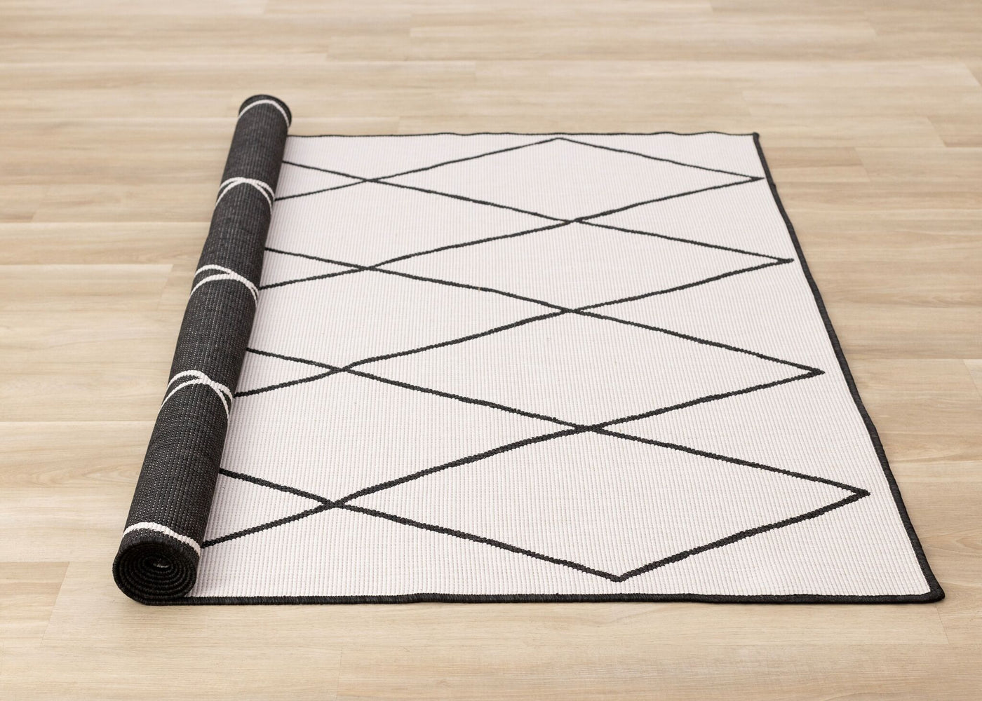 Bristol 6'7" x 9'6" White Black Trellis Reversible Area Rug - White