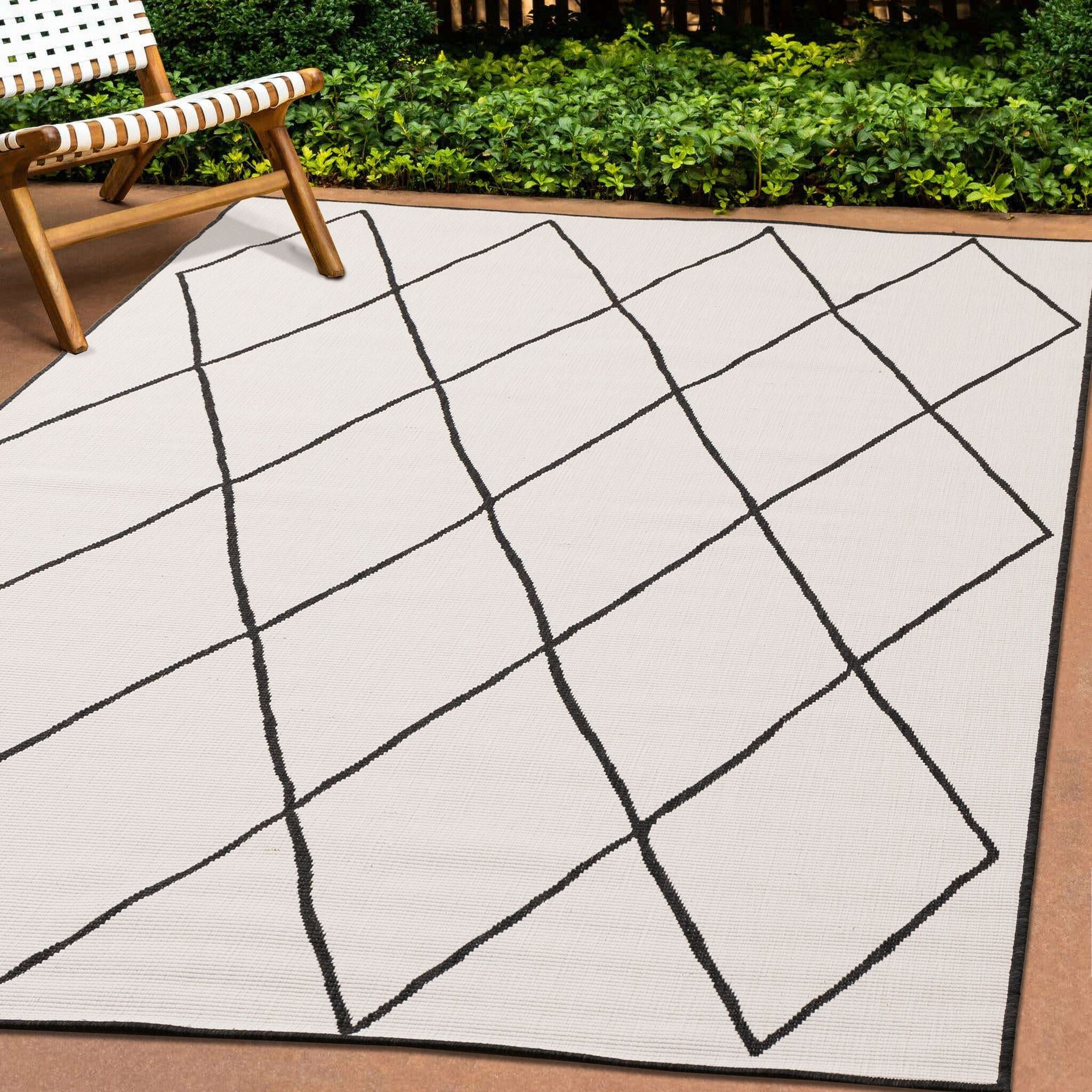 Bristol 6'7" x 9'6" White Black Trellis Reversible Area Rug - White