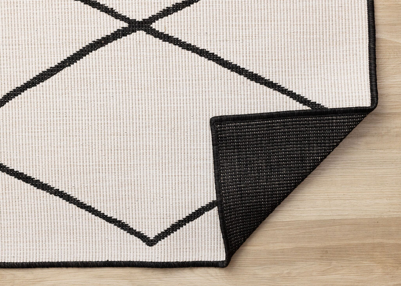 Bristol 6'7" x 9'6" White Black Trellis Reversible Area Rug - White