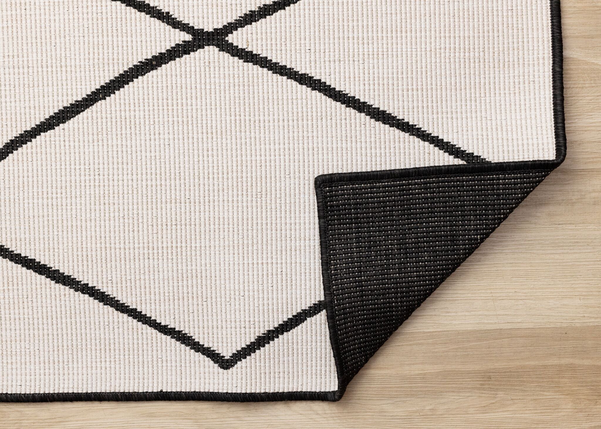 Bristol 6'7" x 9'6" White Black Trellis Reversible Area Rug - White