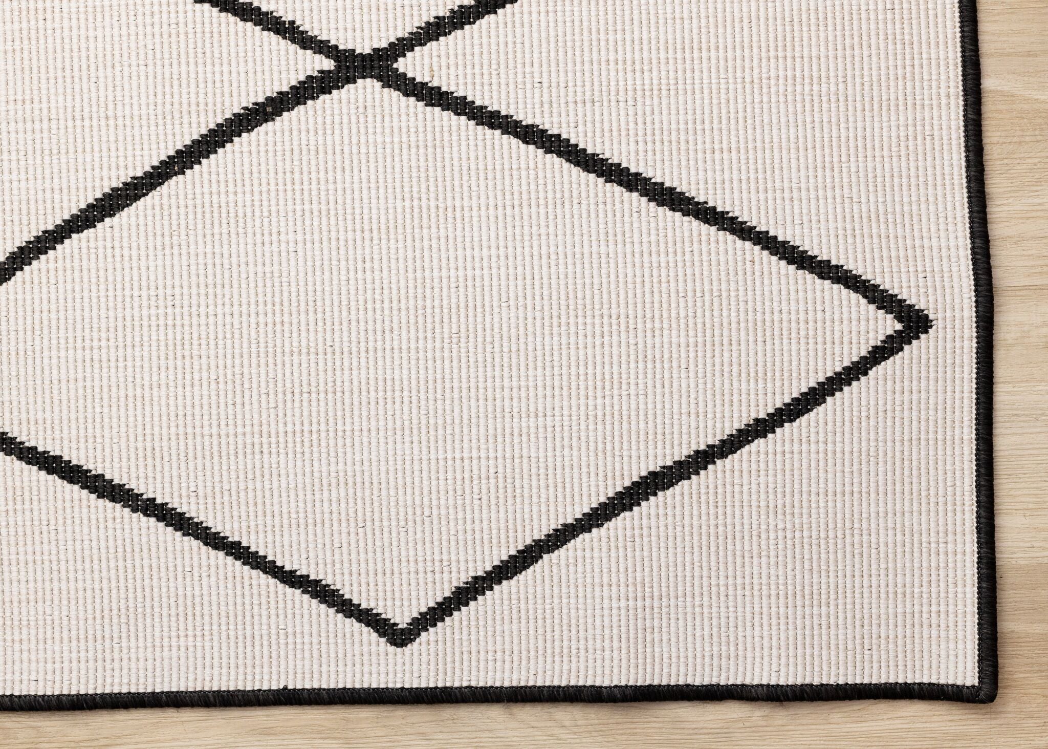 Bristol 5'3" x 7'7" White Black Trellis Reversible Area Rug - White