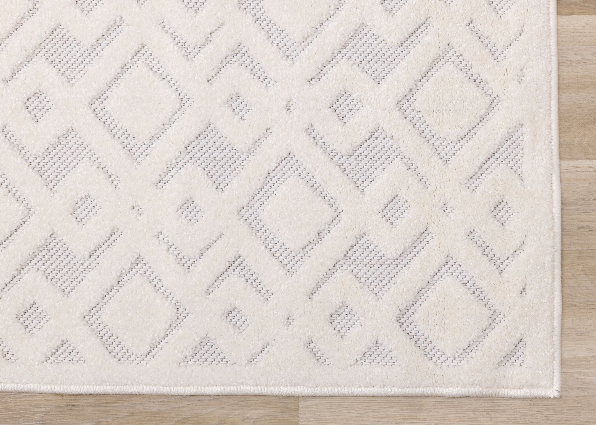 Arctic Echo 6'7" x 9'6" Diamond Area Rug - White