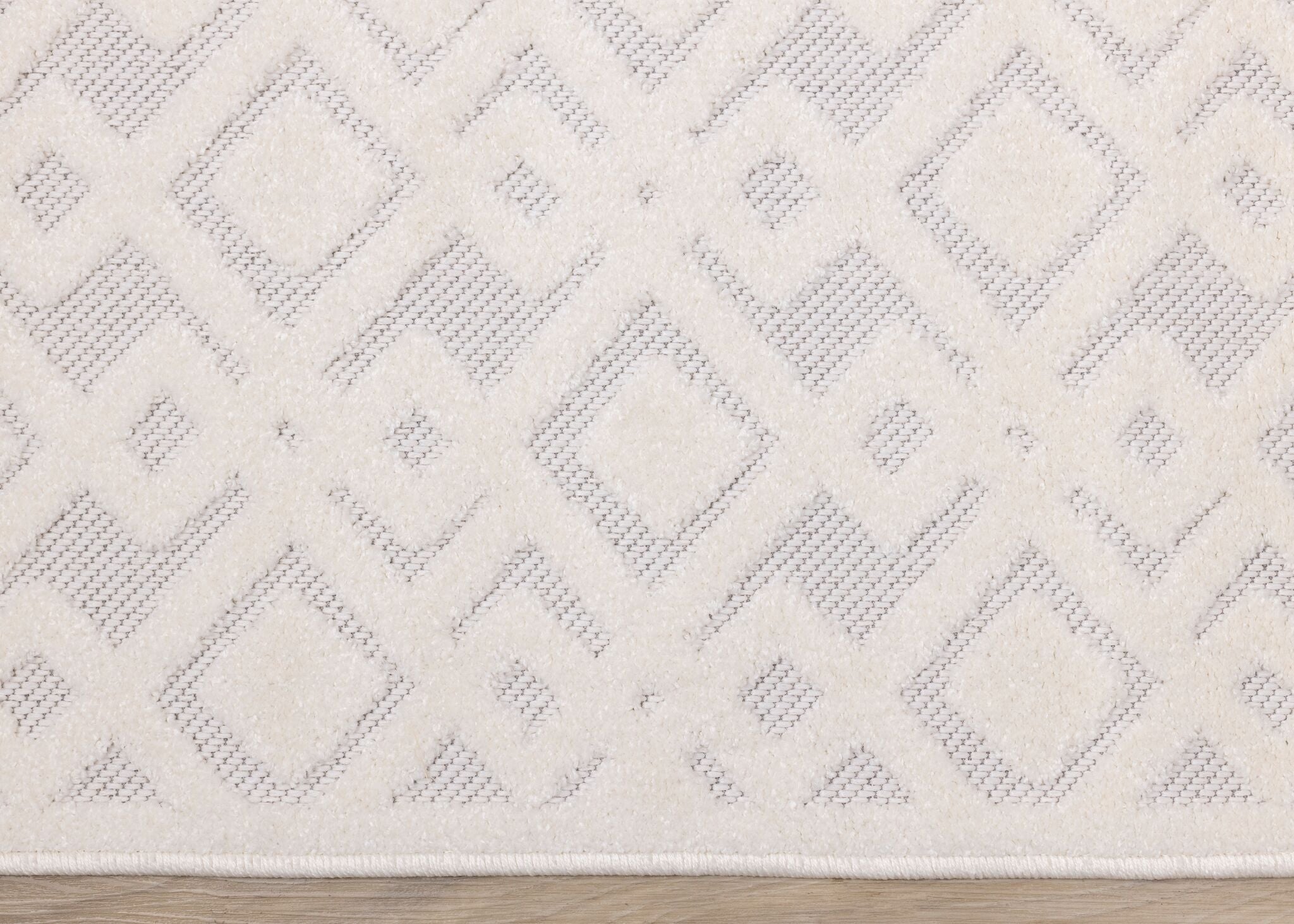 Arctic Echo 5'3" x 7'7" Diamond Area Rug - White