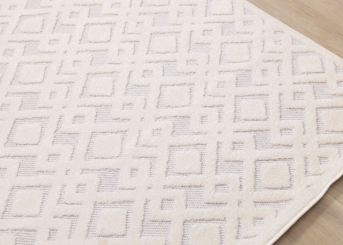 Arctic Echo 5'3" x 7'7" Diamond Area Rug - White