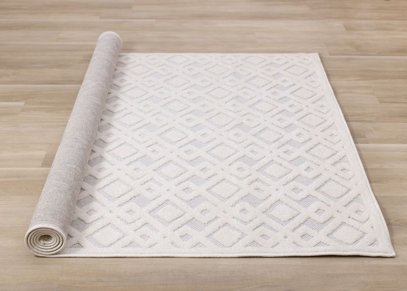 Arctic Echo 5'3" x 7'7" Diamond Area Rug - White