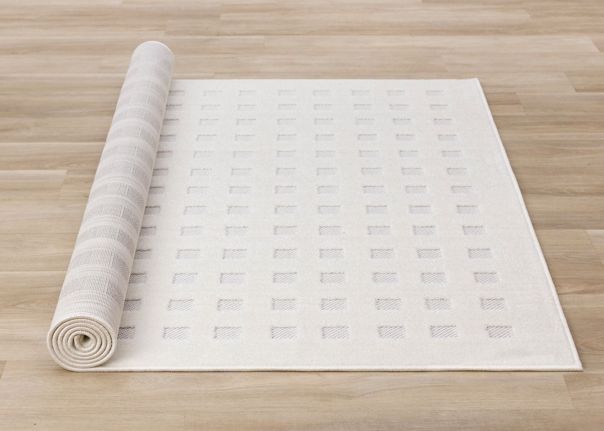 Pearl Grid 5'3" x 7'7" Grid Design Area Rug - White