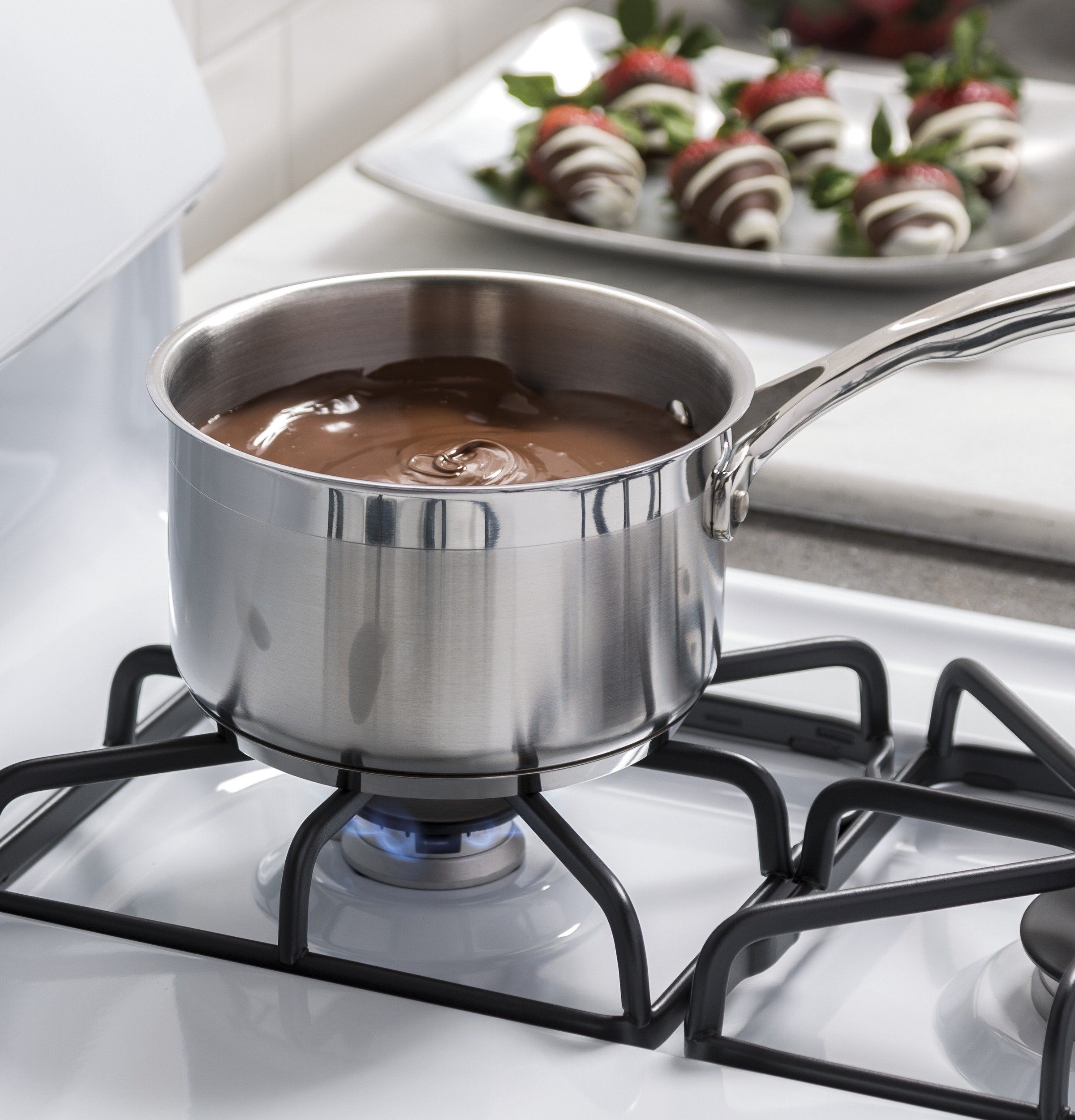 GE White Freestanding Gas Range (5.0 Cu. Ft.) - JCGBS60DEKWW