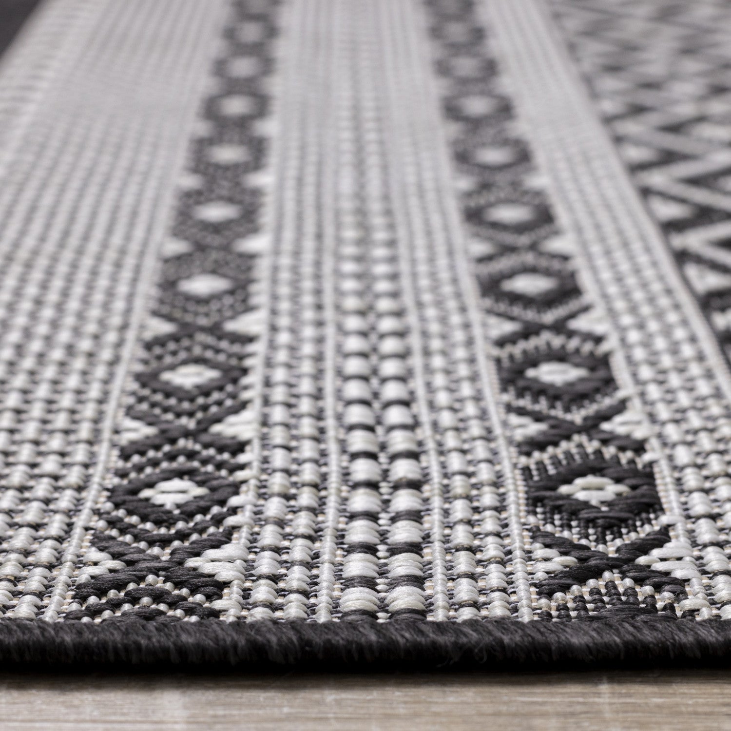 Jango Indoor/Outdoor Tribal Area Rug - 5' X 7' - Grey/Black