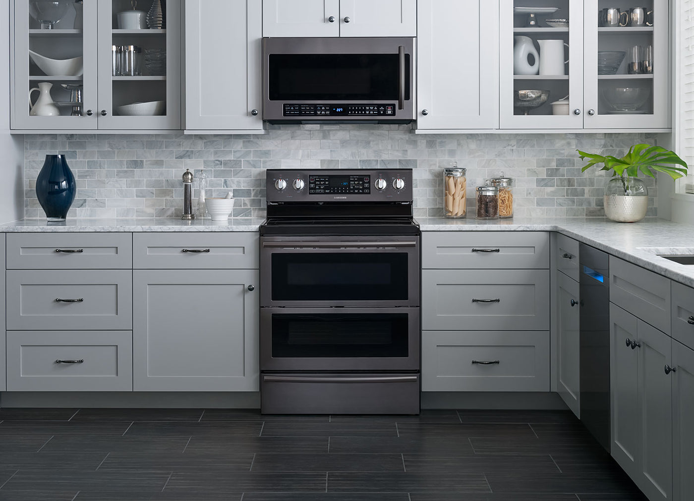 Samsung Black Stainless Steel Freestanding Electric Convection Range (5.9 Cu. Ft.) - NE59J7850WG/AC