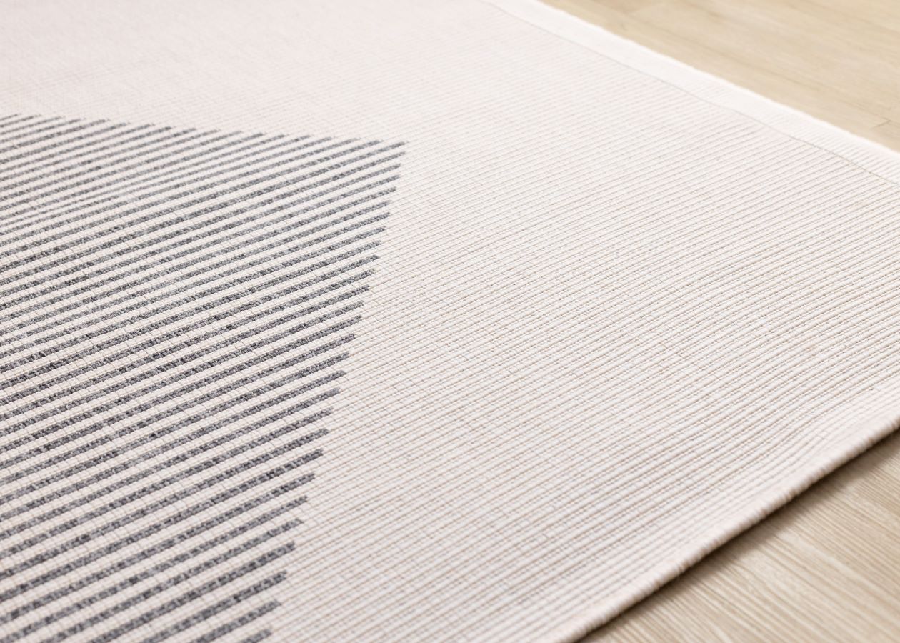 Summer Breeze 6'7" x 9'6" Outdoor Diamond Rug - White, Grey