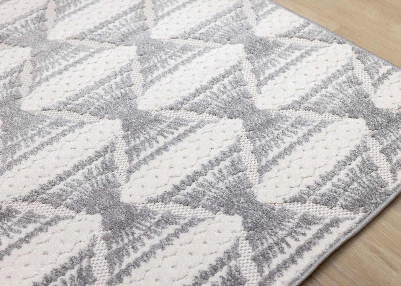 Grey Pathway 5'3" x 7'7" Ogee Patterned Area Rug - Grey, White