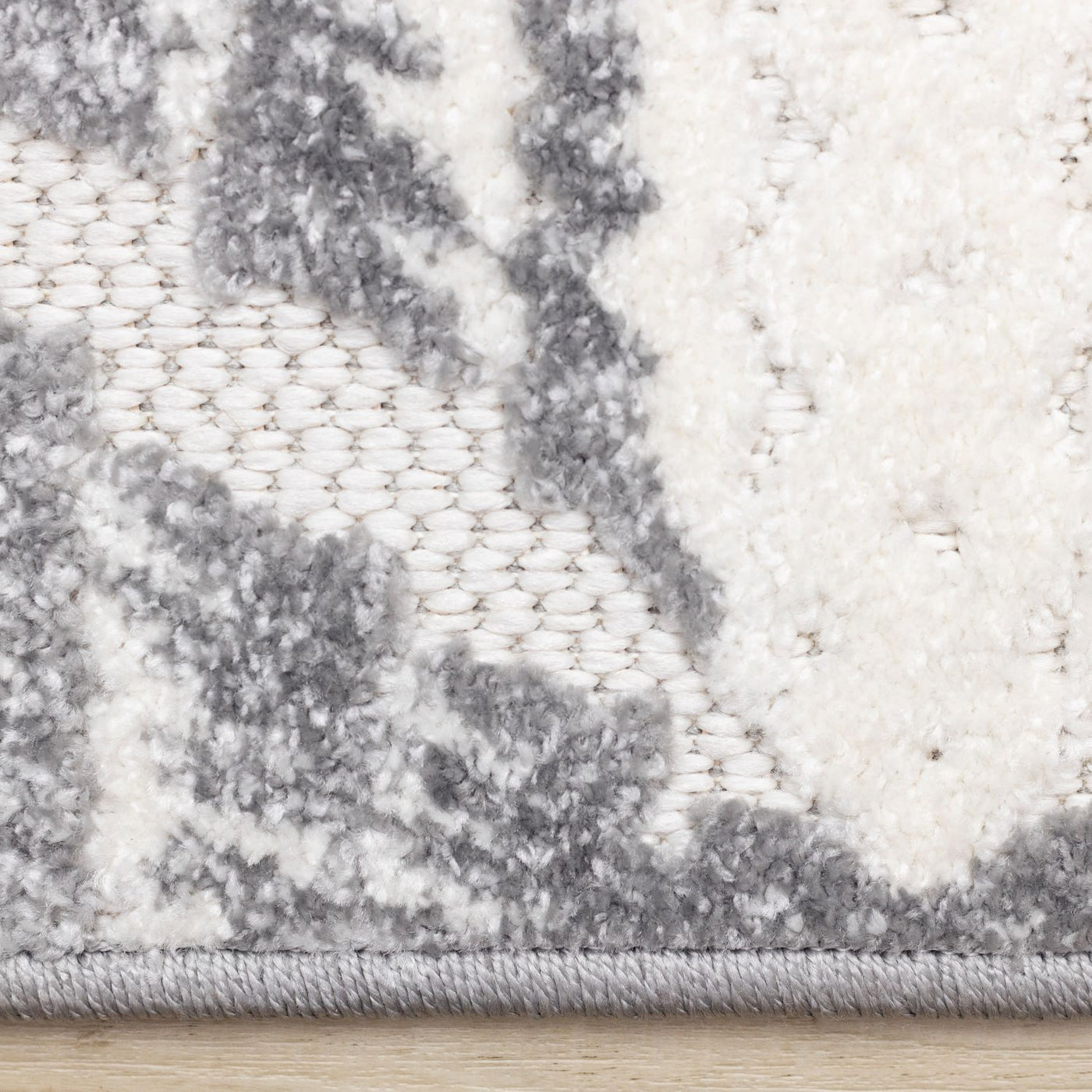 Grey Pathway 5'3" x 7'7" Ogee Patterned Area Rug - Grey, White