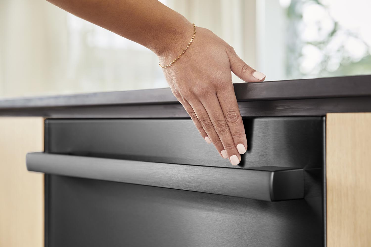 Bosch Black Stainless Steel Anti Fingerprint 24" Smart Dishwasher with Home Connect, Third Rack - SHX5AEM4N