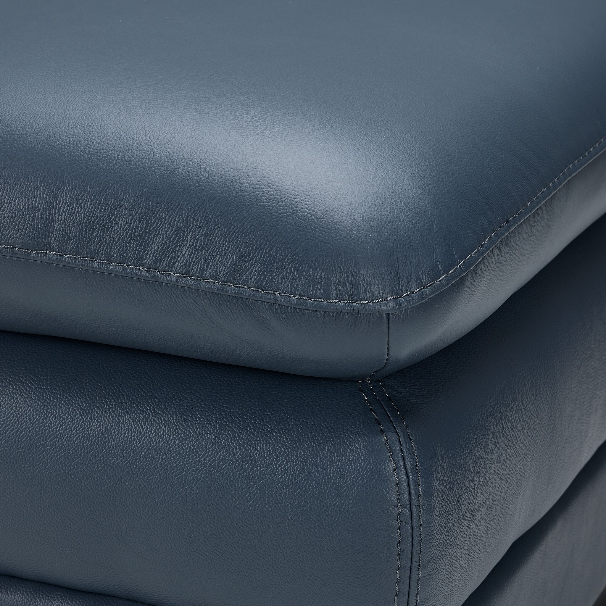 藍*様 ラウンド型★オットマン★チェスターフィールド様式★ボタン締め★革★ Kendrick Leather Ottoman - Blue | Leon's
