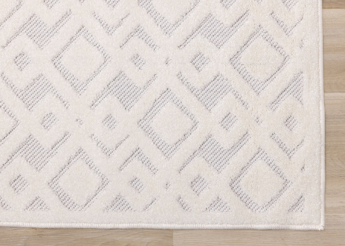 Arctic Echo 6'7" x 9'6" Diamond Area Rug - White
