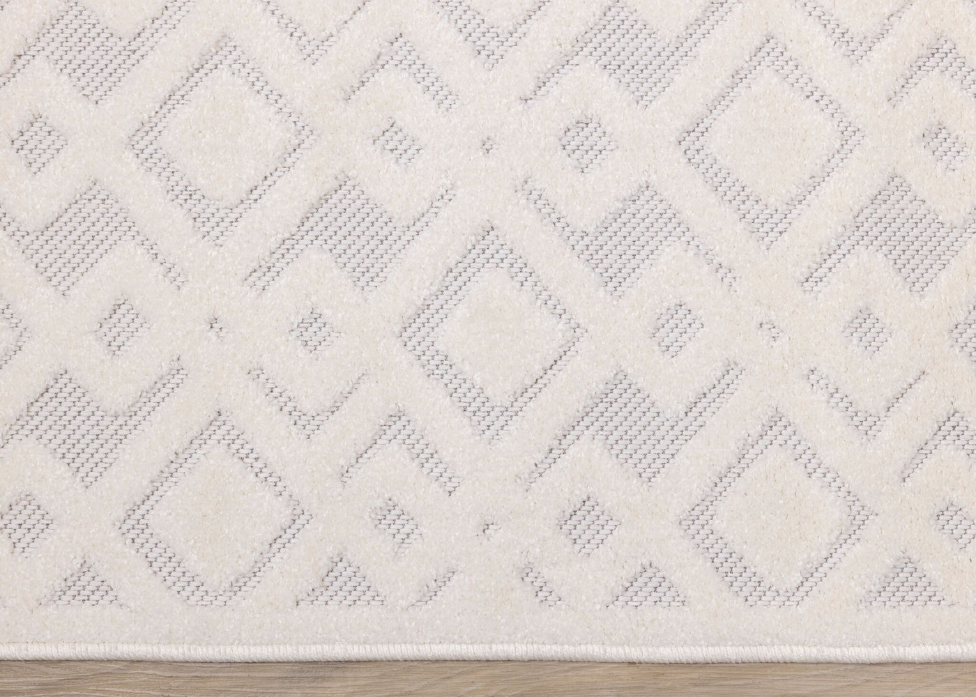 Arctic Echo 6'7" x 9'6" Diamond Area Rug - White