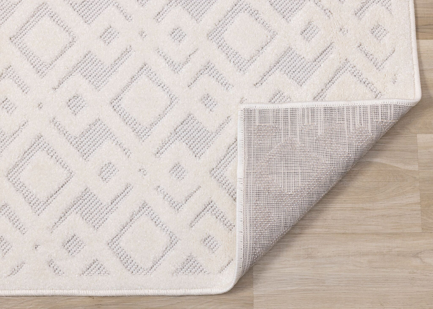 Arctic Echo 6'7" x 9'6" Diamond Area Rug - White