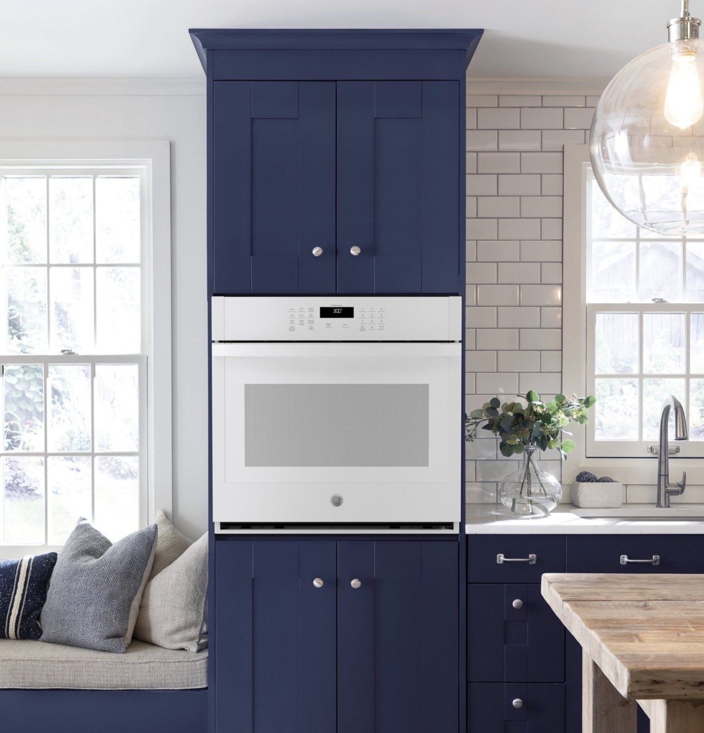 GE White Single Wall Oven (4.3 Cu.Ft.) - JKS3000DNWW