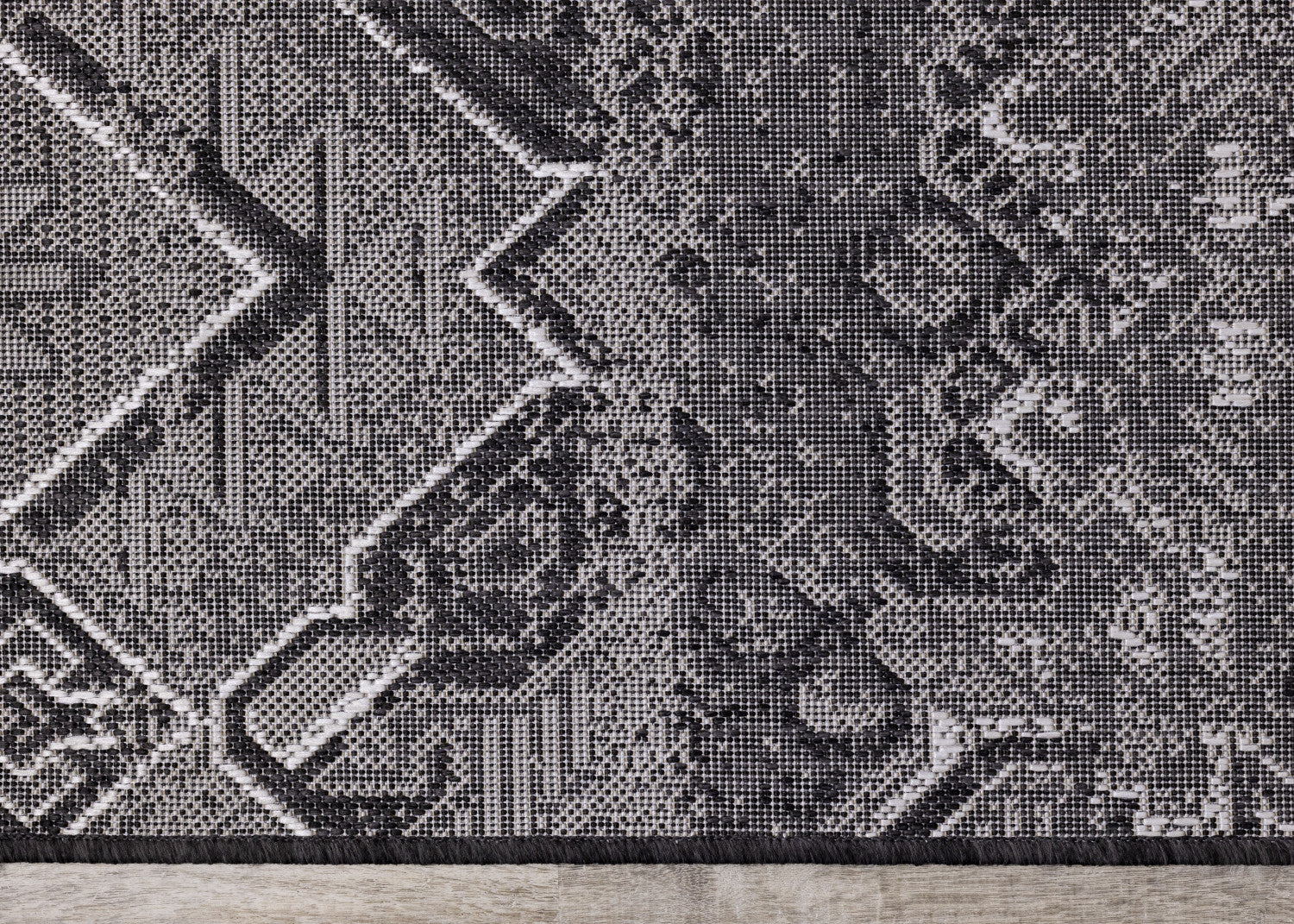 Jango Indoor/Outdoor Geometric Area Rug - 5' X 7' - Grey/Black