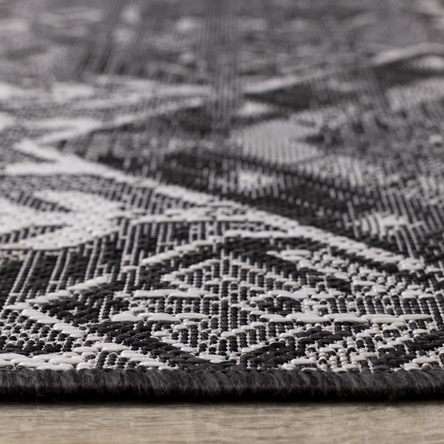 Jango Indoor/Outdoor Geometric Area Rug - 5' X 7' - Grey/Black