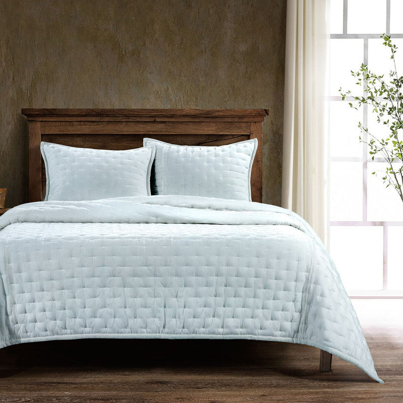 Sierpnia Silk Look Velvet Queen Quilt - Icy Blue