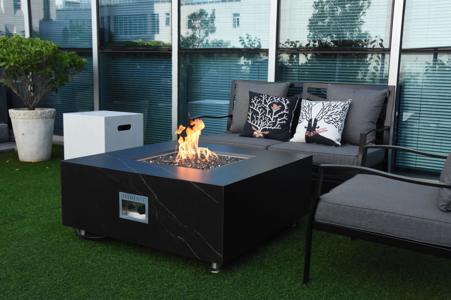 Eyjafja Marble Porcelain Fire Pit (Elementi) - Black / Propane