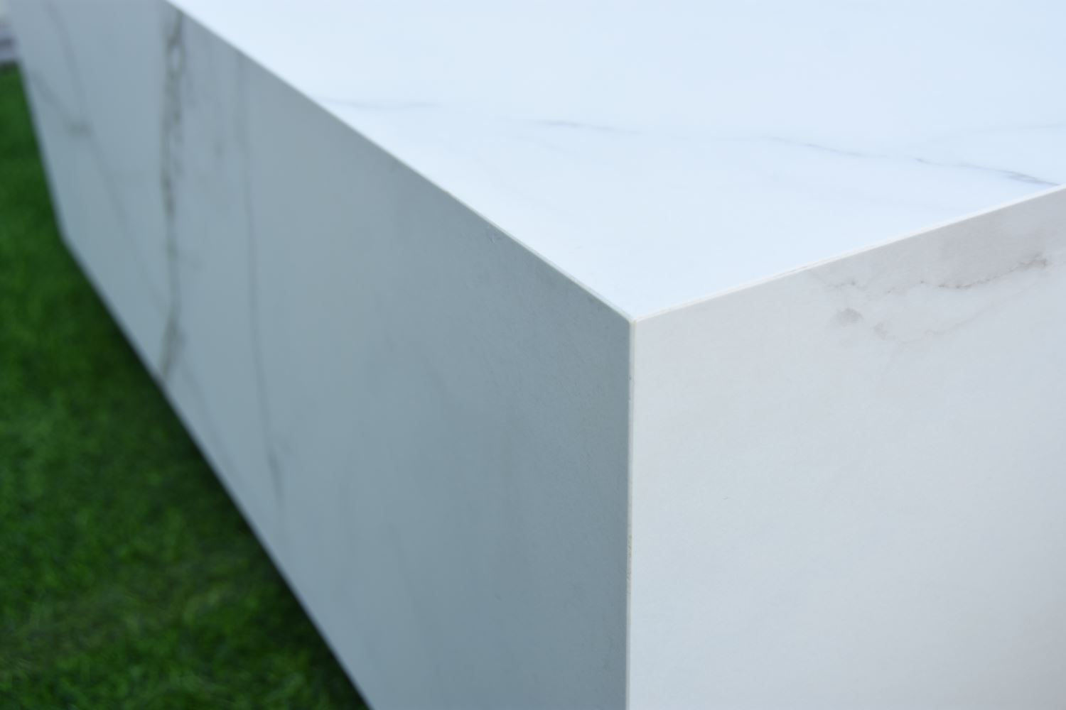 Tambora Marble Porcelain Fire Pit (Elementi) - White / Natural Gas