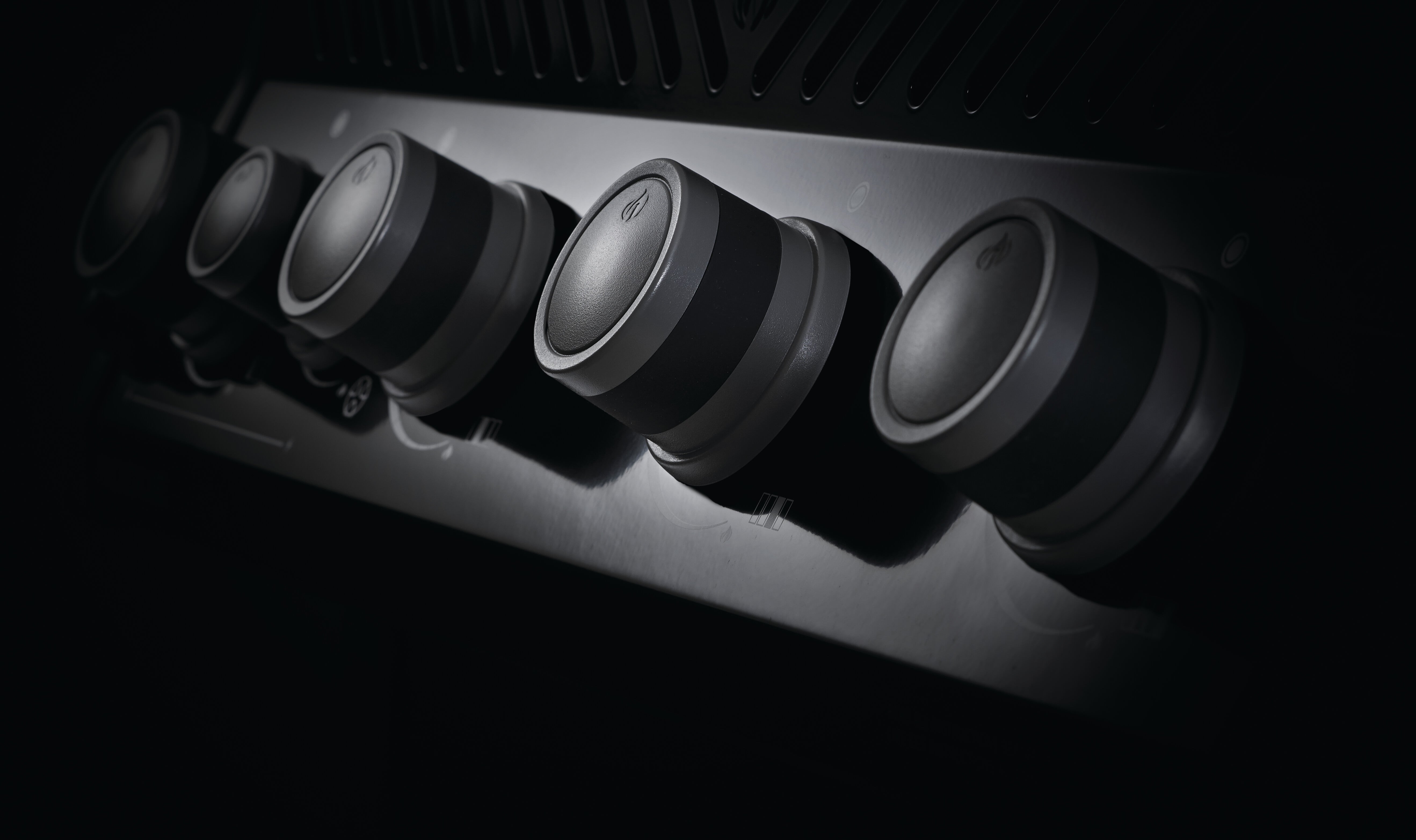 Napoleon Rogue 425 3-Burner 42,000 BTU Natural Gas Grill - R425NK-1